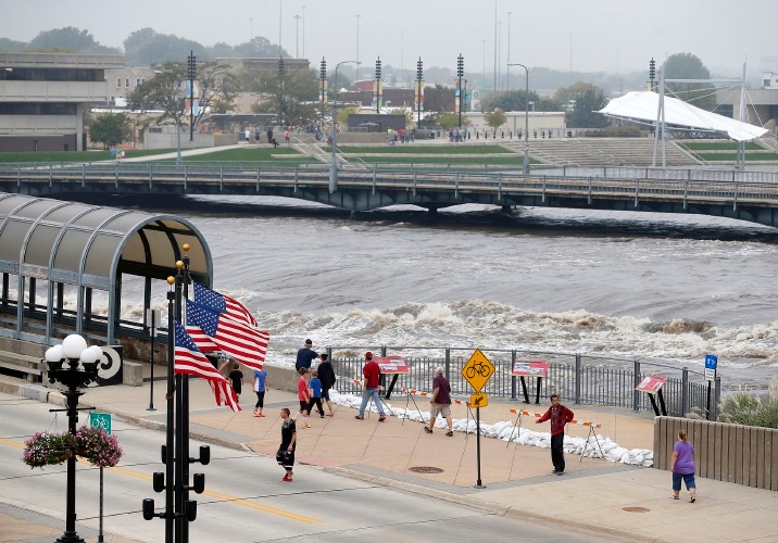 High water in Cedar Rapids  (Gazettenet.com)